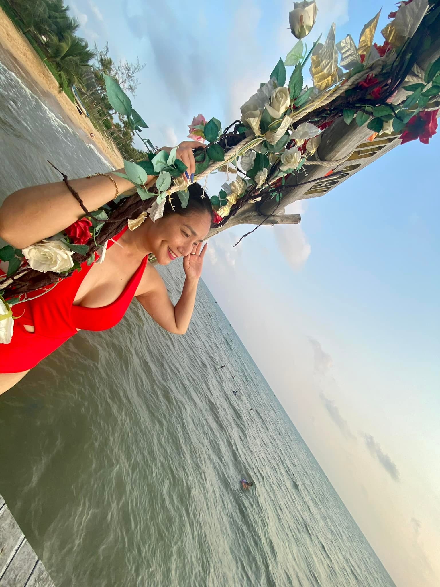 cat-tuong-khoe-loat-anh-dien-bikini-nong-bong-mat-o-tuoi-44-phan-ung-gat-khi-duoc-22nga-gia22...jpeg